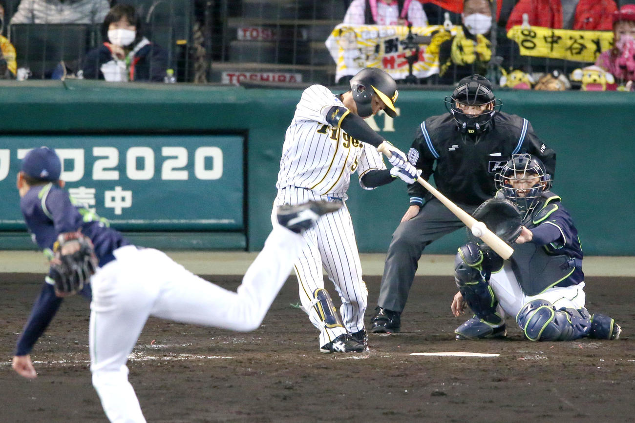 阪神対ヤクルト　4回裏阪神無死一、三塁、近本は中前適時打を放つ（撮影・上山淳一）