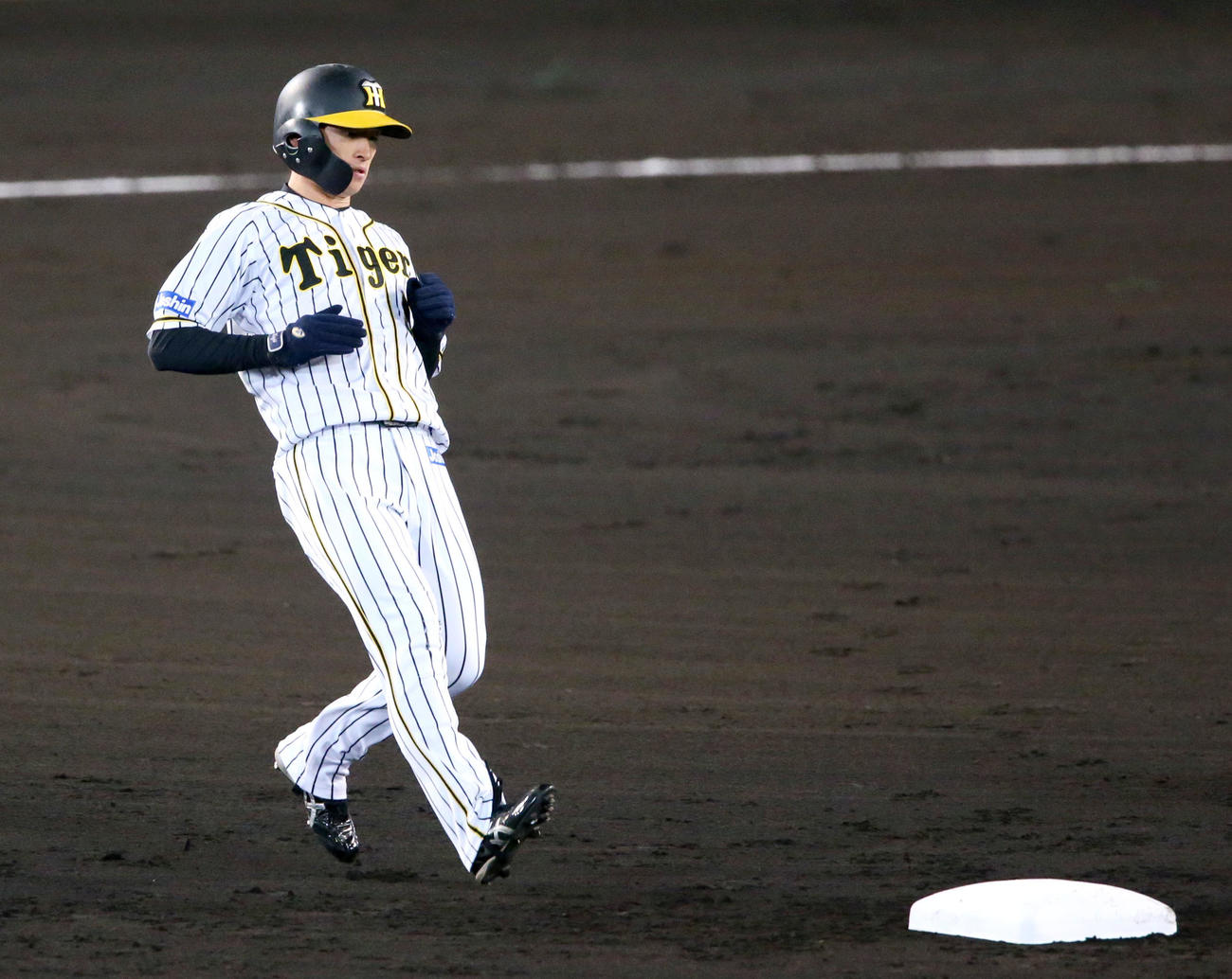 阪神対ヤクルト　1回裏阪神無死一塁、近本は二盗を決める（撮影・上山淳一）