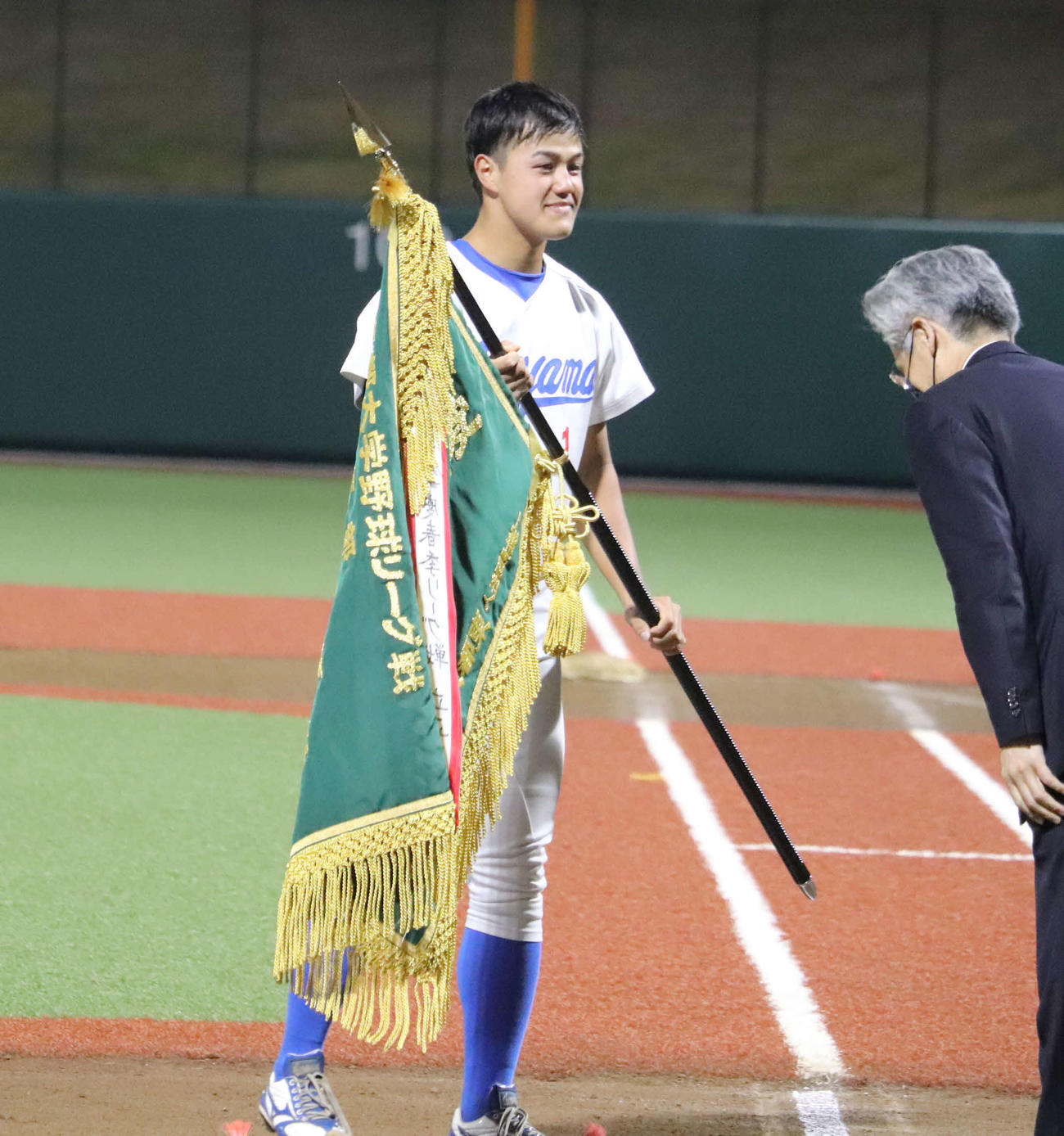 東都2部で優勝し、青学大・西川主将は優勝旗を受け取る（撮影・湯本勝大）