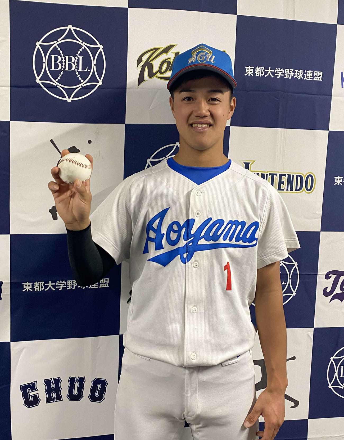 東都2部で優勝し、青学大・西川主将はウイニングボールを手に笑顔を見せる（撮影・湯本勝大）
