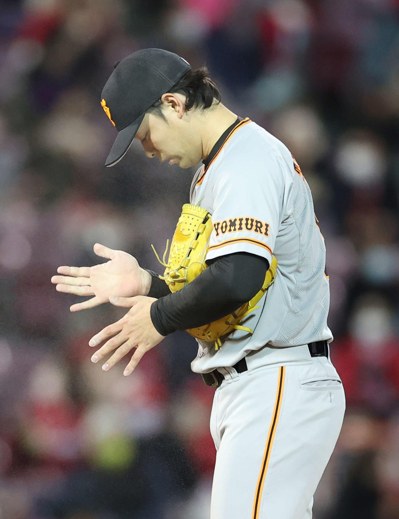 広島対巨人　8回裏広島1死満塁、会沢に2点適時打を浴び悔しがる高梨（撮影・河野匠）