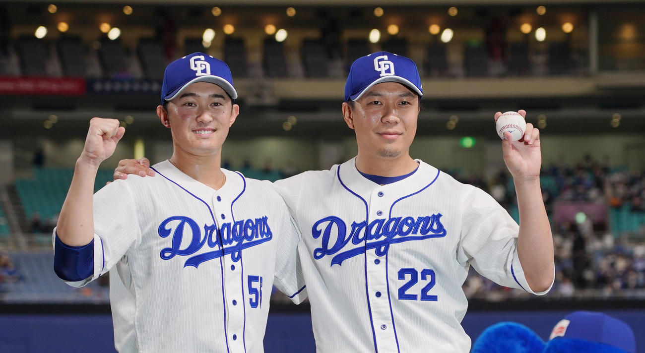 中日対DeNA　ポーズを決めるヒーローの武田（左）と大野雄（撮影・森本幸一）