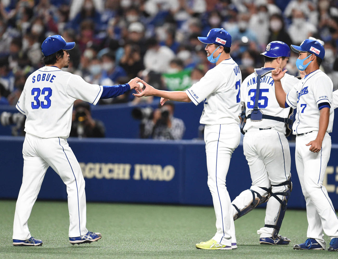 中日対DeNA　試合終了、リリーフした祖父江（左）から勝利球を受け取る大野雄（撮影・森本幸一）