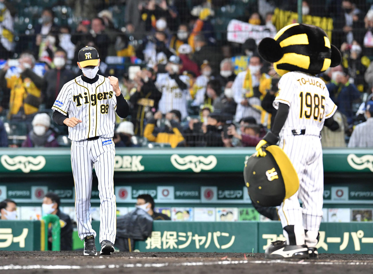 最大7点差から逆転勝利し、トラッキー（右）にガッツポーズしながら整列に向かう矢野燿大監督（撮影・岩下翔太）