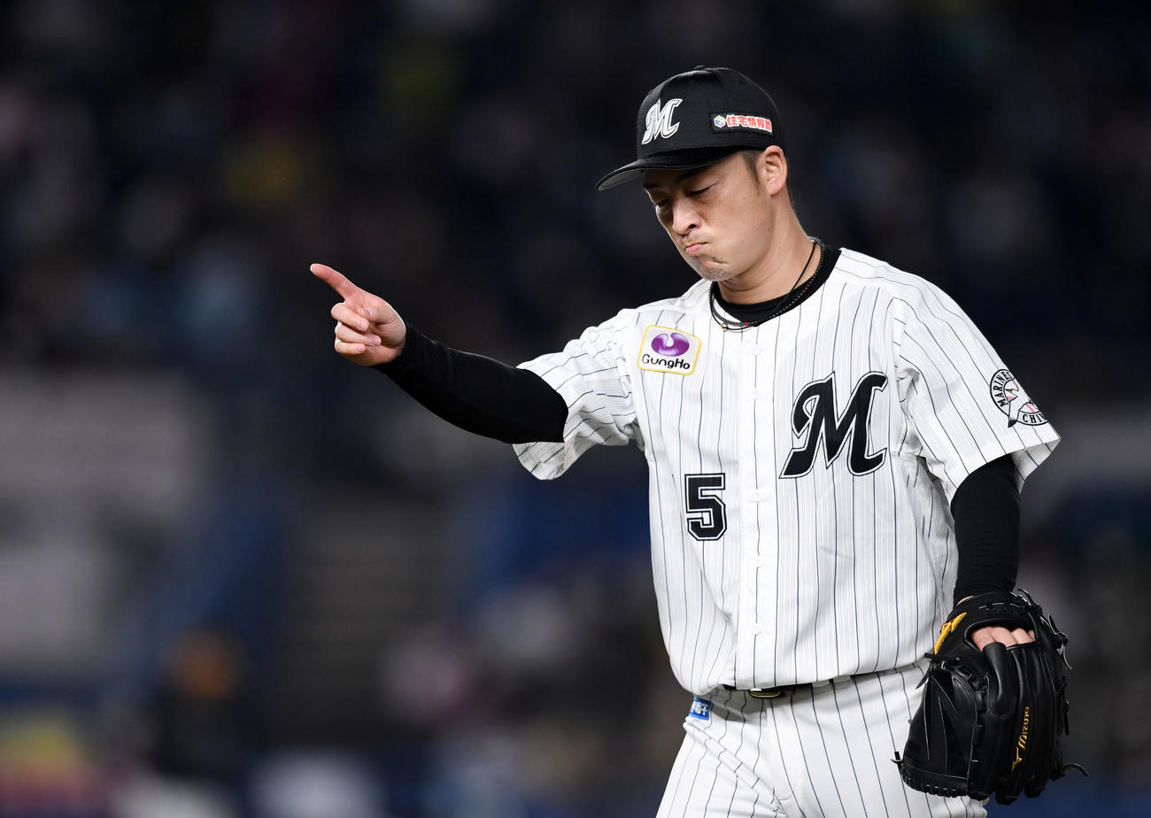 ロッテ対ソフトバンク　6回表を無失点に抑え、指をさしベンチへ引き揚げるロッテ美馬（撮影・横山健太）