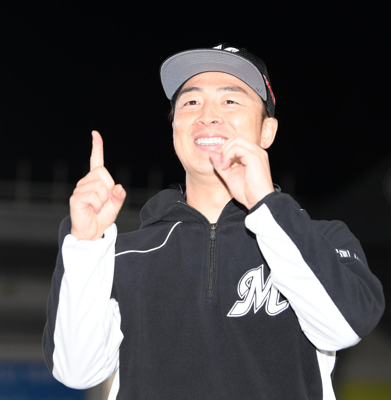 ロッテ対ソフトバンク　10勝目を挙げ10ポーズをするロッテ美馬（撮影・横山健太）