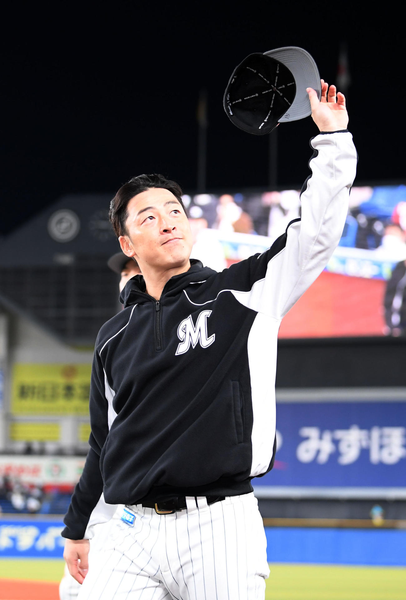 ロッテ対ソフトバンク　ファンにあいさつするロッテ美馬（撮影・横山健太）