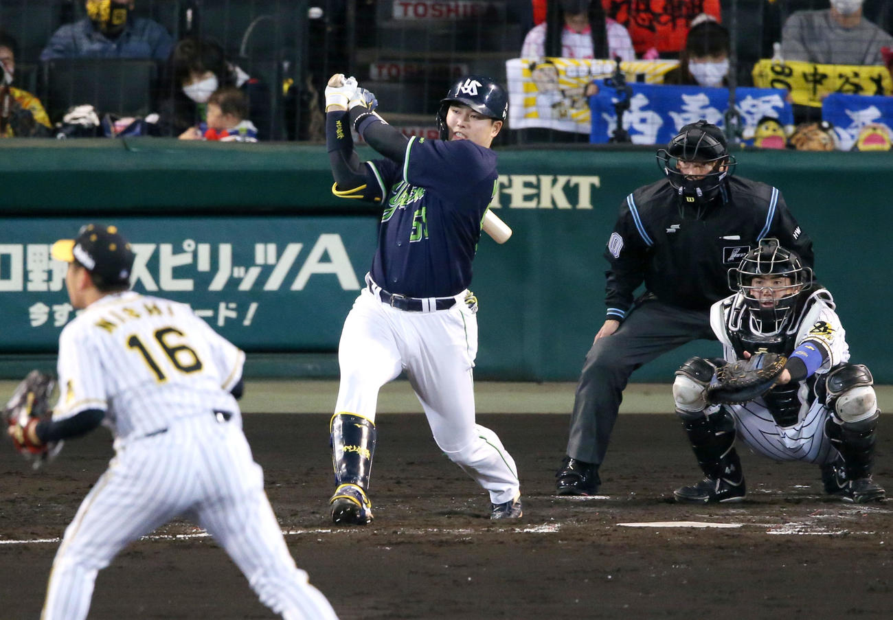 阪神対ヤクルト　2回表ヤクルト2死、右前打を放つ村上（撮影・上山淳一）