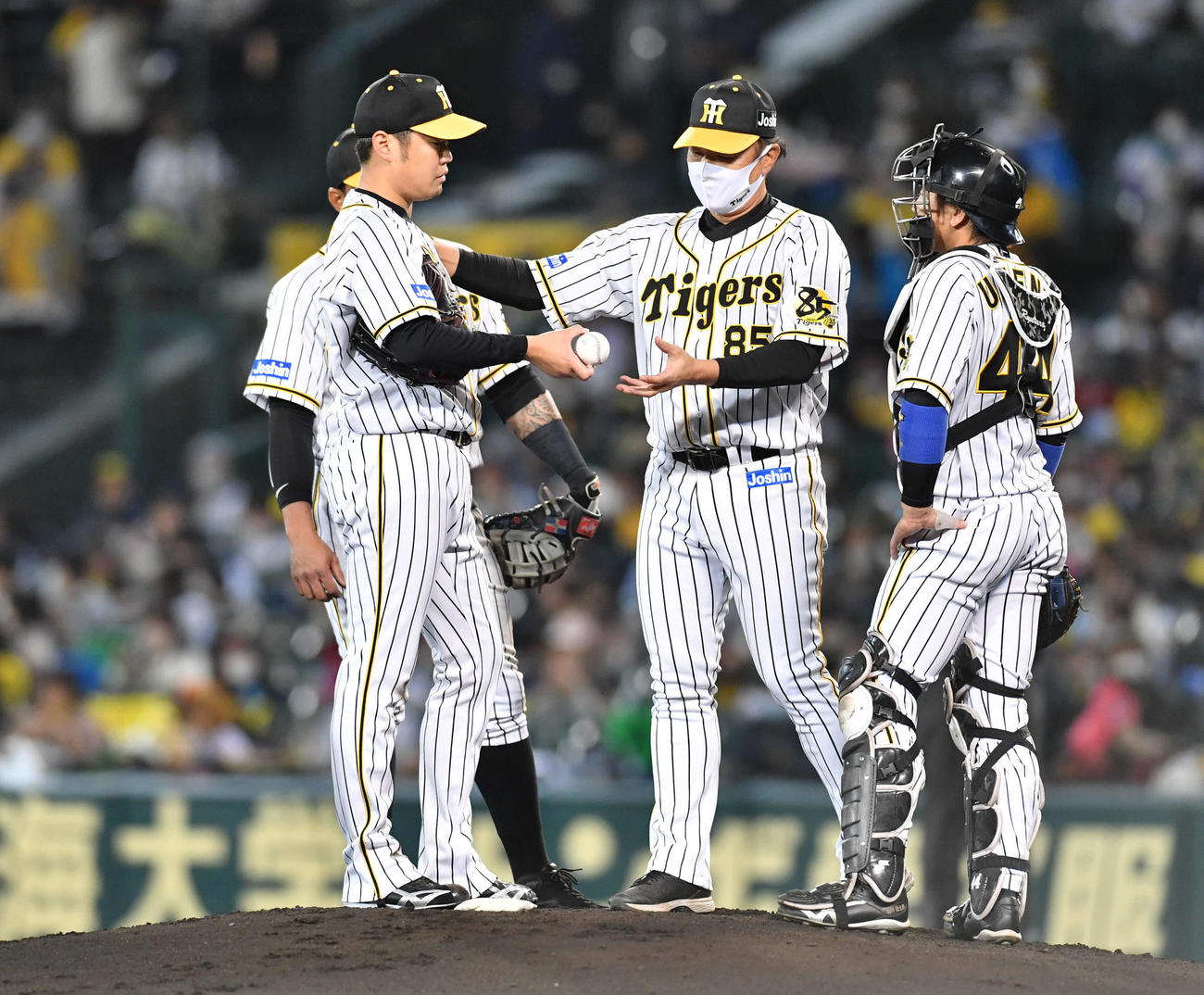 2回表ヤクルト2死三塁、西浦に死球を当てた場面で降板となり、福投手コーチ（右から2人目）にボールを渡す西勇輝（撮影・岩下翔太）