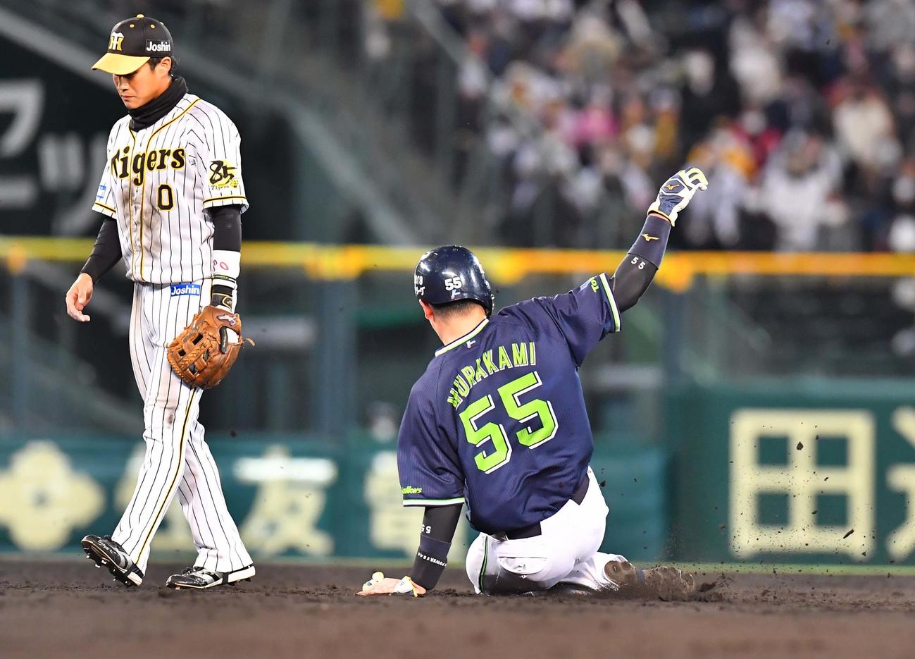阪神対ヤクルト　2回表ヤクルト2死一塁、二盗に成功する村上（撮影・上田博志）