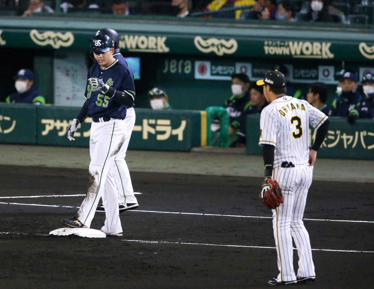 阪神対ヤクルト　2回表ヤクルト2死一、二塁、二走村上（左）は一走宮本とダブルスチールを決める。右は三塁手大山（撮影・上山淳一）