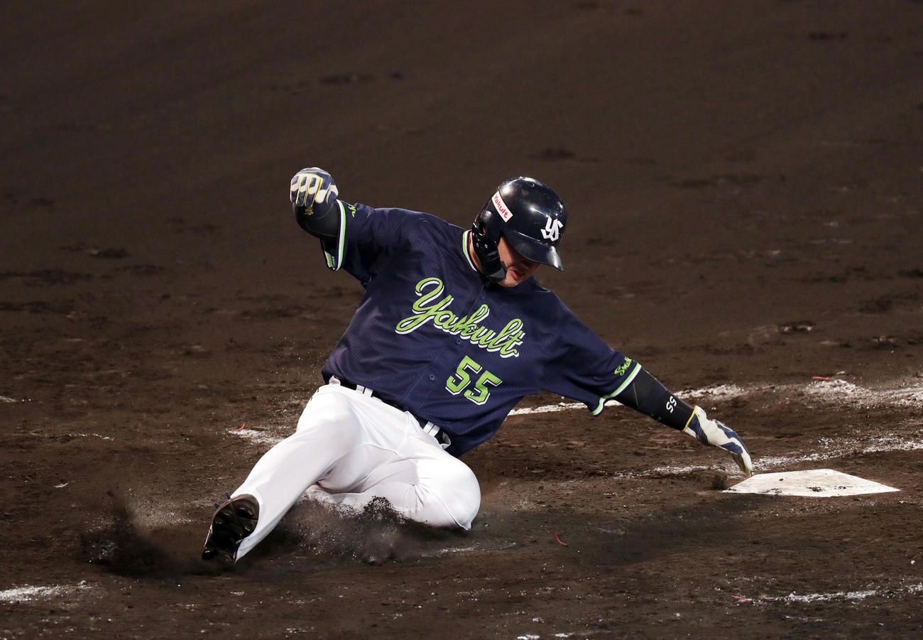 阪神対ヤクルト　2回表ヤクルト2死二、三塁、西勇の二塁けん制の間にホームスチールを決める村上（撮影・前田充）