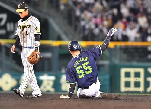 阪神対ヤクルト　2回表ヤクルト2死一塁、二盗に成功する村上（撮影・上田博志）