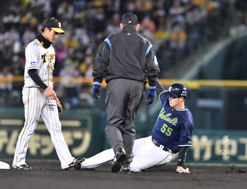 阪神対ヤクルト　2回表ヤクルト2死一塁、二塁への盗塁に成功する村上（撮影・岩下翔太）