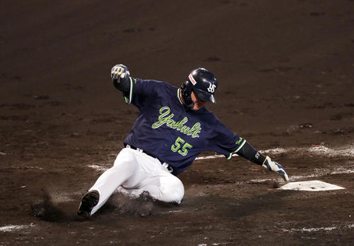 阪神対ヤクルト　2回表ヤクルト2死二、三塁、西勇の二塁けん制の間にホームスチールを決める村上（撮影・前田充）