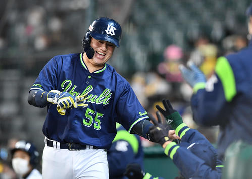 阪神対ヤクルト　2回表ヤクルト2死二、三塁、本盗に成功した村上はナインと笑顔でハイタッチ（撮影・岩下翔太）