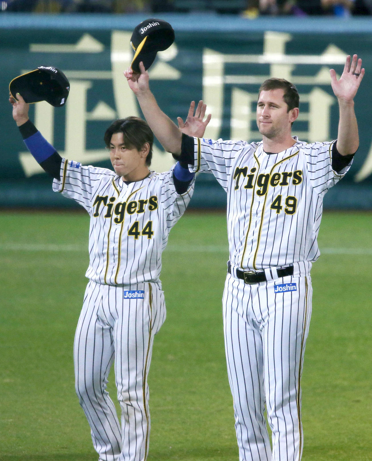 阪神対ヤクルト　ヒーローの阪神梅野（左）とガンケルはファンの声援に応える（撮影・上山淳一）