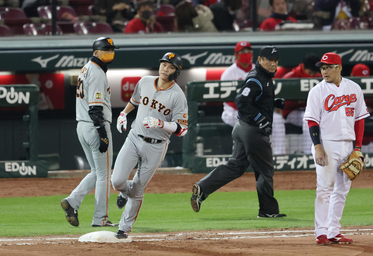 広島対巨人　6回表巨人無死一塁、坂本は同点2点本塁打を放つ（撮影・加藤孝規）
