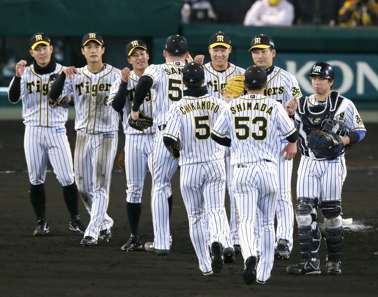 阪神対ヤクルト　ヤクルトに勝利しエアタッチして喜ぶ阪神ナイン（撮影・上山淳一）