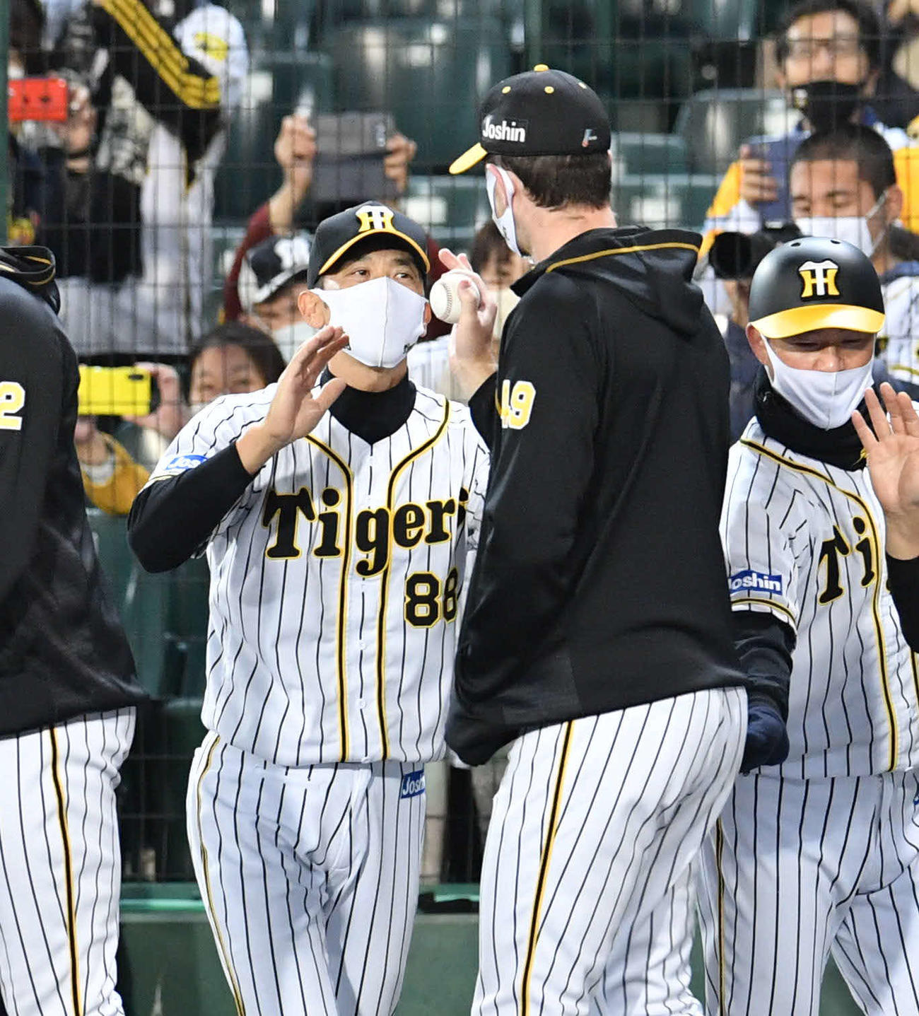 阪神対ヤクルト　勝利投手のガンケル（右）とエアタッチを交わす矢野監督（撮影・岩下翔太）
