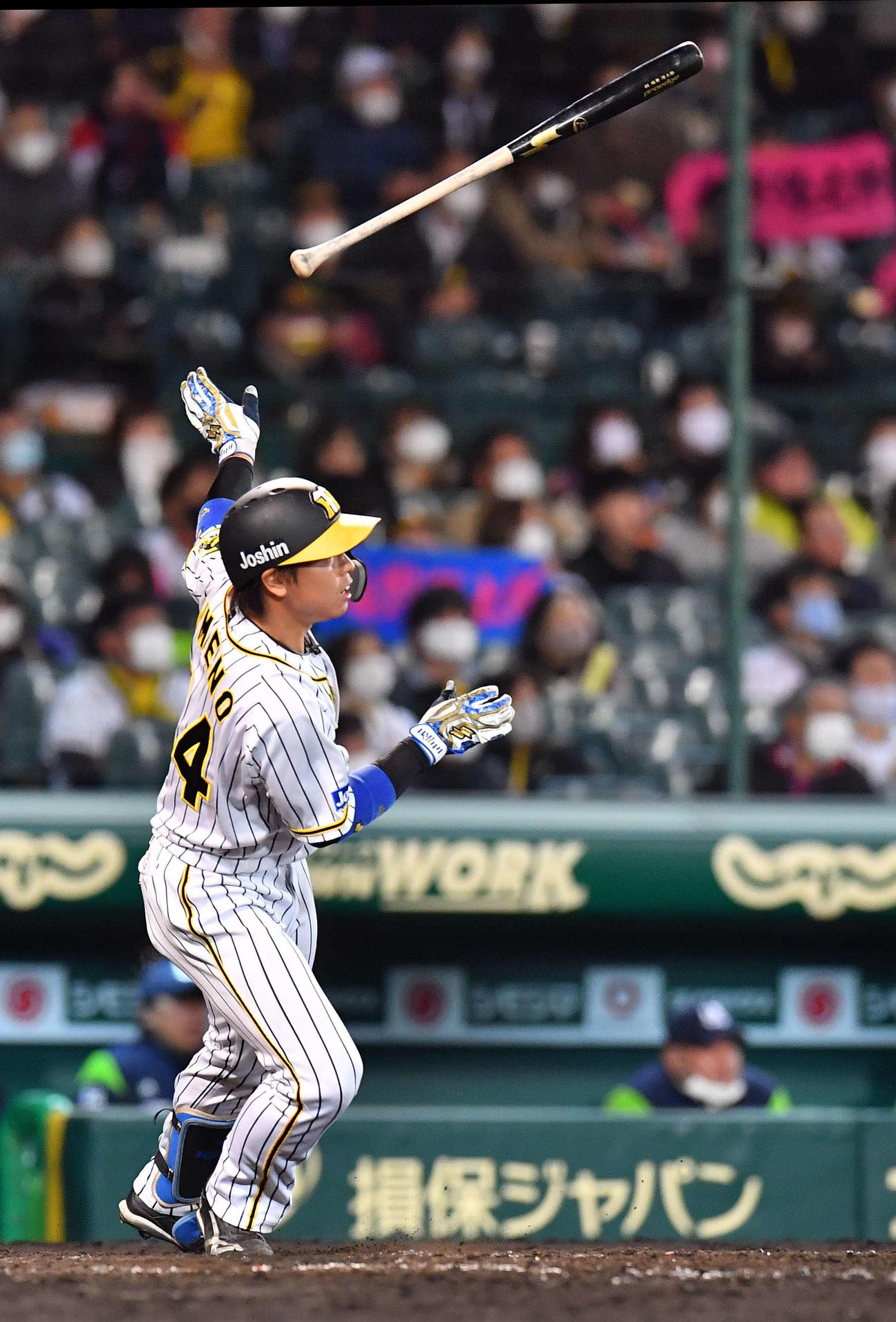 阪神対ヤクルト　5回裏阪神無死、左中間へ勝ち越しソロ本塁打を放つ梅野（撮影・上田博志）