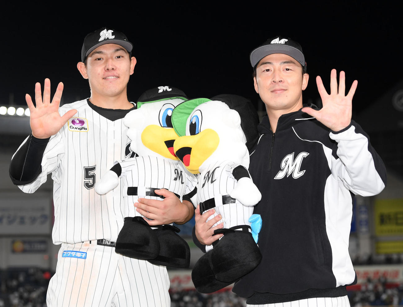 ロッテ対ソフトバンク　笑顔でポーズを決めるロッテ安田（左）と美馬（撮影・横山健太）