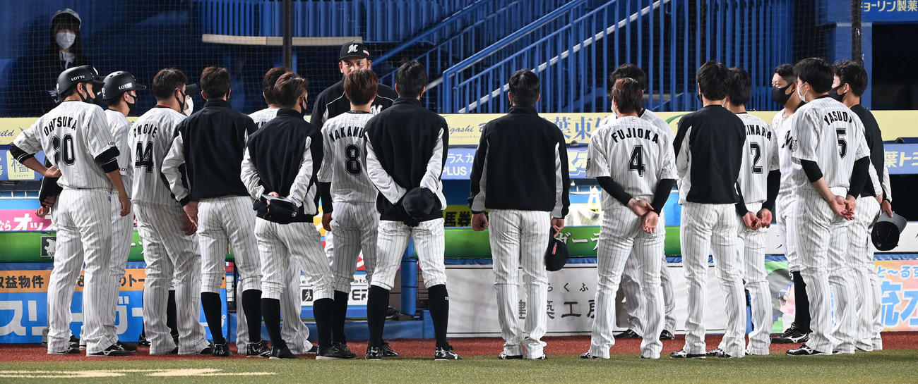 ロッテ対ソフトバンク　試合前の円陣でナインに声をかけるロッテ井口監督（撮影・鈴木みどり）