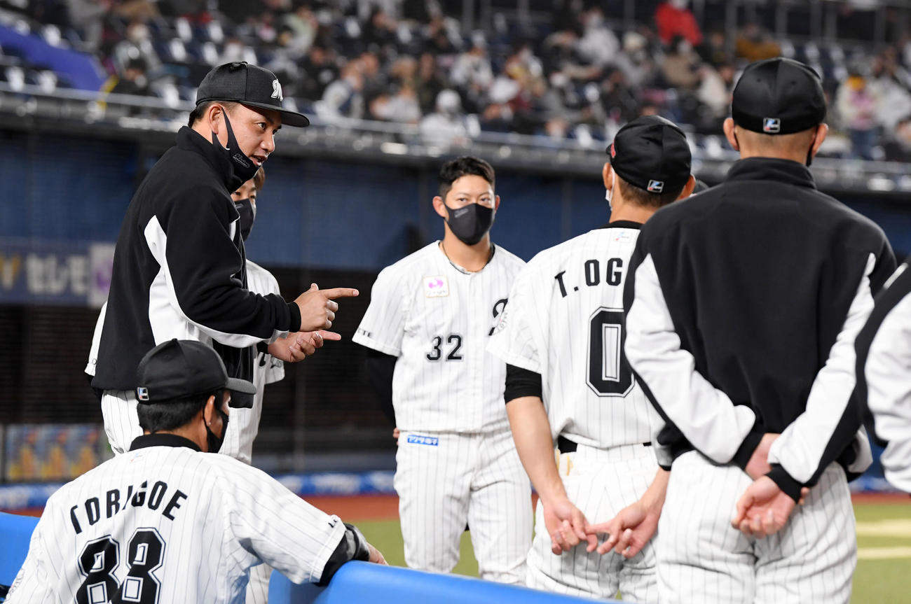 ロッテ対ソフトバンク　試合前円陣でナインを鼓舞するロッテ井口監督（左）（撮影・横山健太）