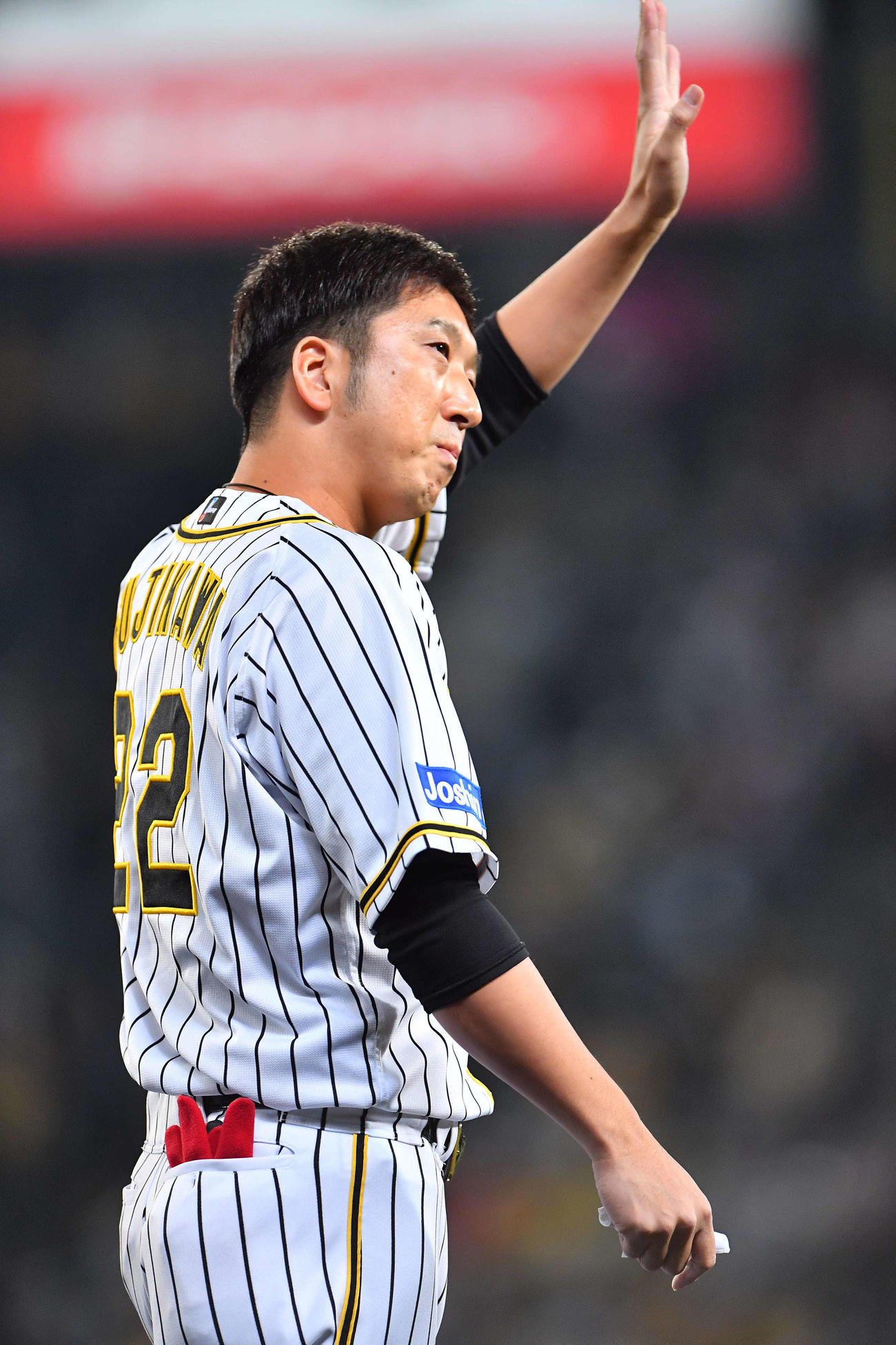 阪神対ヤクルト　試合後、ファンに手を振りあいさつする藤川球児（撮影・上田博志）