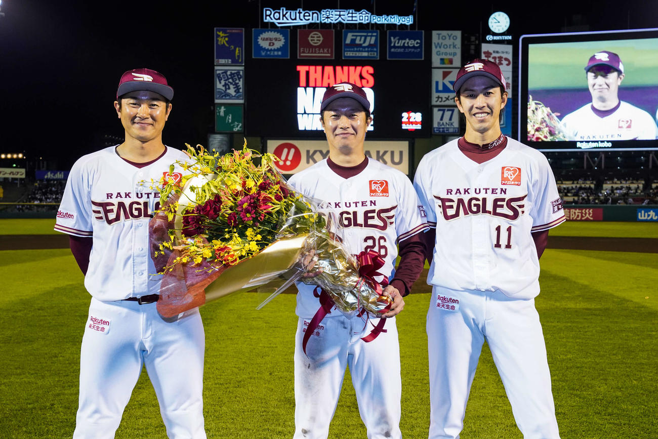 引退セレモニーで花束を受け取った楽天渡辺直。左は銀次、右は岸（球団提供）
