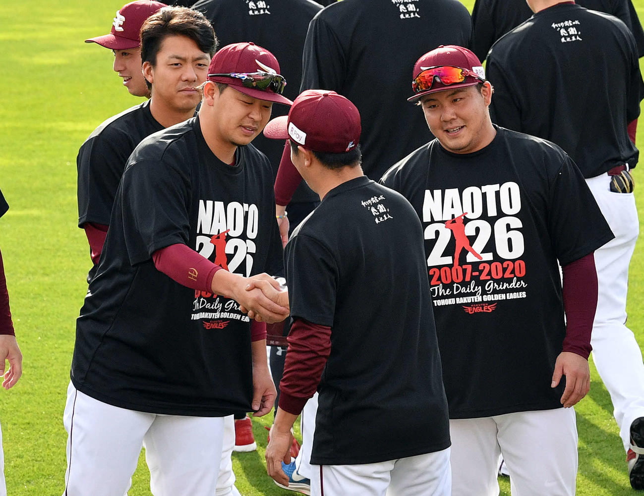 楽天対西武　試合前練習で楽天浅村（手前右）は渡辺直と握手を交わす（撮影・滝沢徹郎）