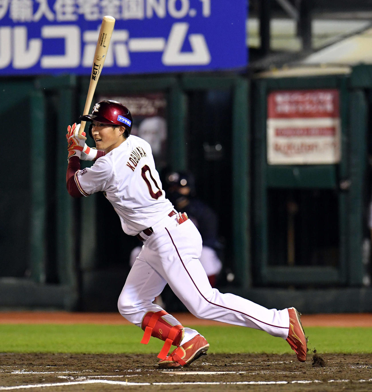 楽天対西武　3回裏楽天2死二塁、小深田は先制の左前適時打を放つ（撮影・滝沢徹郎）