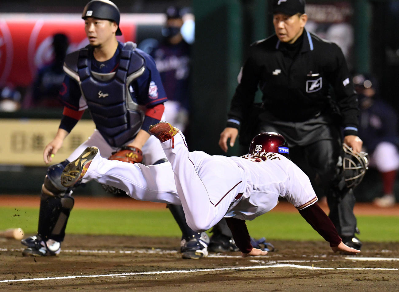 楽天対西武　3回裏楽天2死二塁、小深田の左前適時打でヘッドスライディングで生還する渡辺直。捕手岡田（撮影・滝沢徹郎）