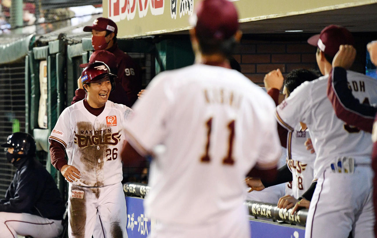 楽天対西武　3回裏楽天2死二塁、小深田の左前適時打から生還した渡辺直（左）は笑顔でナインとタッチを交わす（撮影・滝沢徹郎）