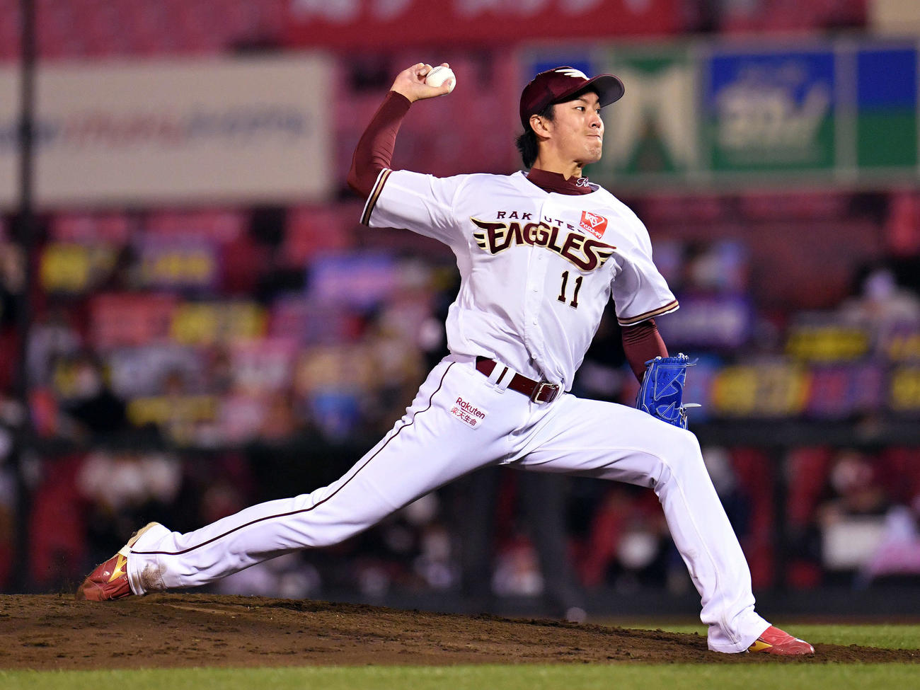 楽天対西武　5回表、力投を続ける楽天先発の岸（撮影・滝沢徹郎）