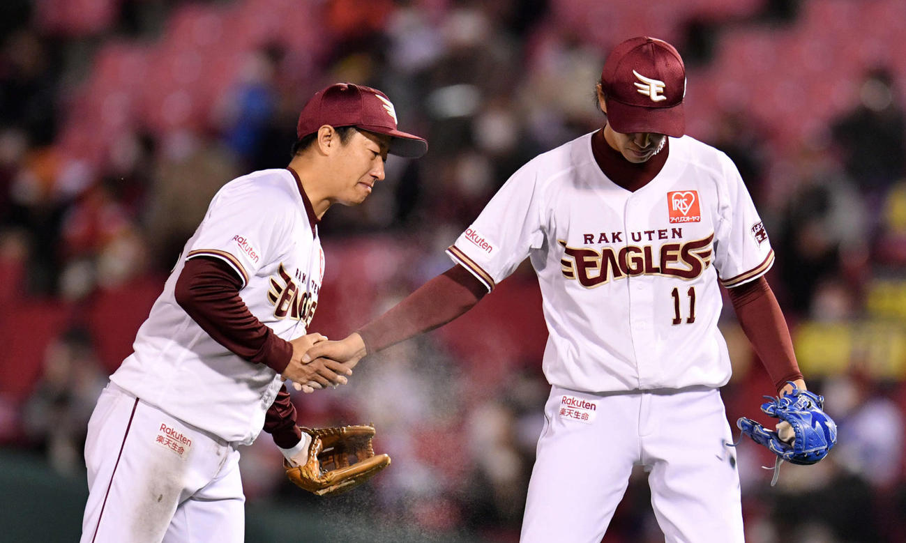 楽天対西武　9回表、守備に付いた楽天渡辺直（左）は涙ながらに岸と握手を交わす（撮影・滝沢徹郎）