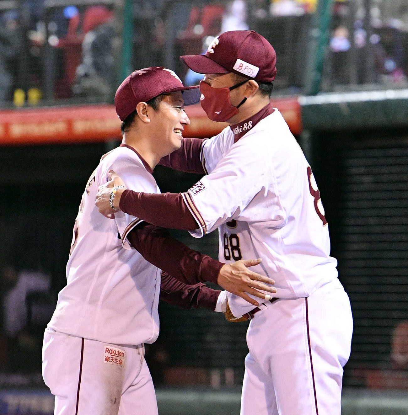 楽天対西武　試合後、楽天三木監督（右）と抱き合う渡辺直（撮影・滝沢徹郎）