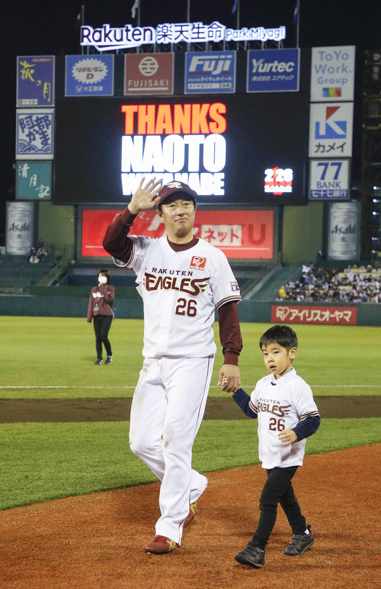 引退セレモニーで長男と手をつなぎ、場内を一周する楽天渡辺直（共同）