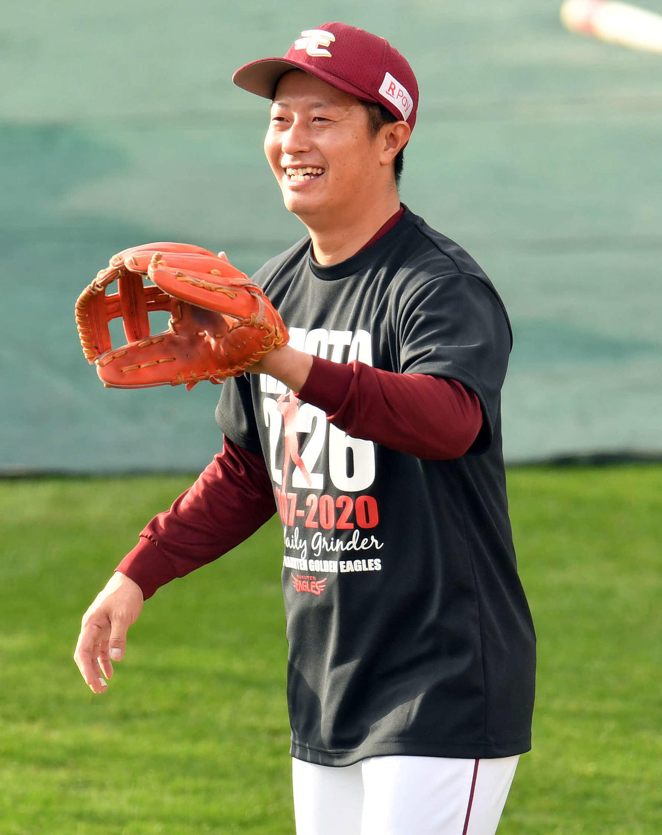 楽天対西武　試合前練習で笑顔でキャッチボールする楽天渡辺直（撮影・滝沢徹郎）