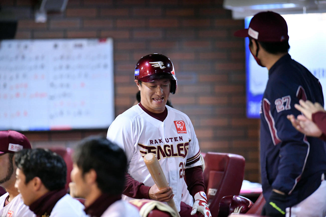 楽天対西武　1回表楽天無死、右飛に倒れる渡辺直（撮影・滝沢徹郎）