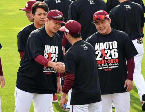 楽天対西武　試合前練習で楽天浅村（手前右）は渡辺直と握手を交わす（撮影・滝沢徹郎）