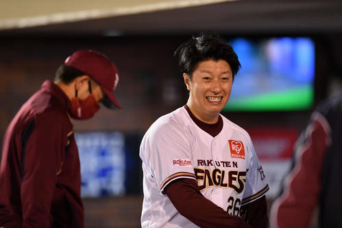 楽天対西武　2回、笑顔でナインを迎える楽天渡辺直（撮影・滝沢徹郎）