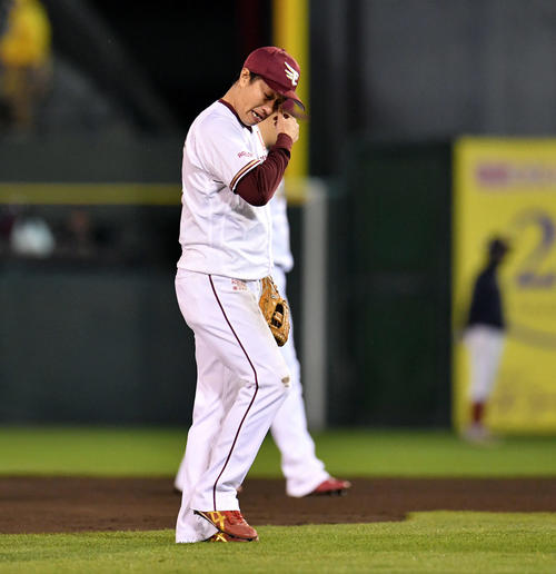 楽天対西武　9回表、守備に付いた楽天渡辺直は涙をぬぐう（撮影・滝沢徹郎）