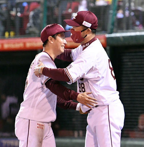 楽天対西武　試合後、楽天三木監督（右）と抱き合う渡辺直（撮影・滝沢徹郎）