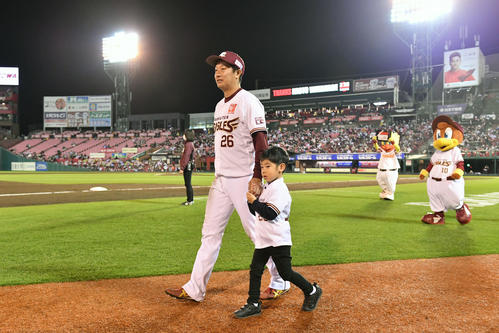 楽天対西武　引退セレモニーを終え長男と場内1周する楽天渡辺直（撮影・滝沢徹郎）