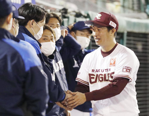 引退セレモニーで西武ナインと握手を交わす楽天渡辺直（共同）