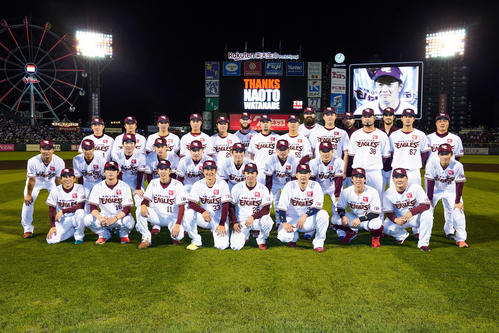 引退セレモニーを終え、記念撮影する渡辺直人（前列中央）（球団提供）