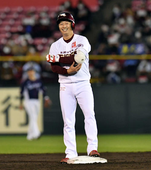 楽天対西武　3回裏楽天2死、左翼線に二塁打を放ち、塁上で笑顔を見せる渡辺直（撮影・滝沢徹郎）