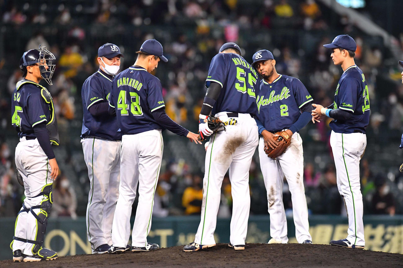 阪神対ヤクルト　4回途中で降板する金久保優斗（左から3人目）（撮影・上田博志）