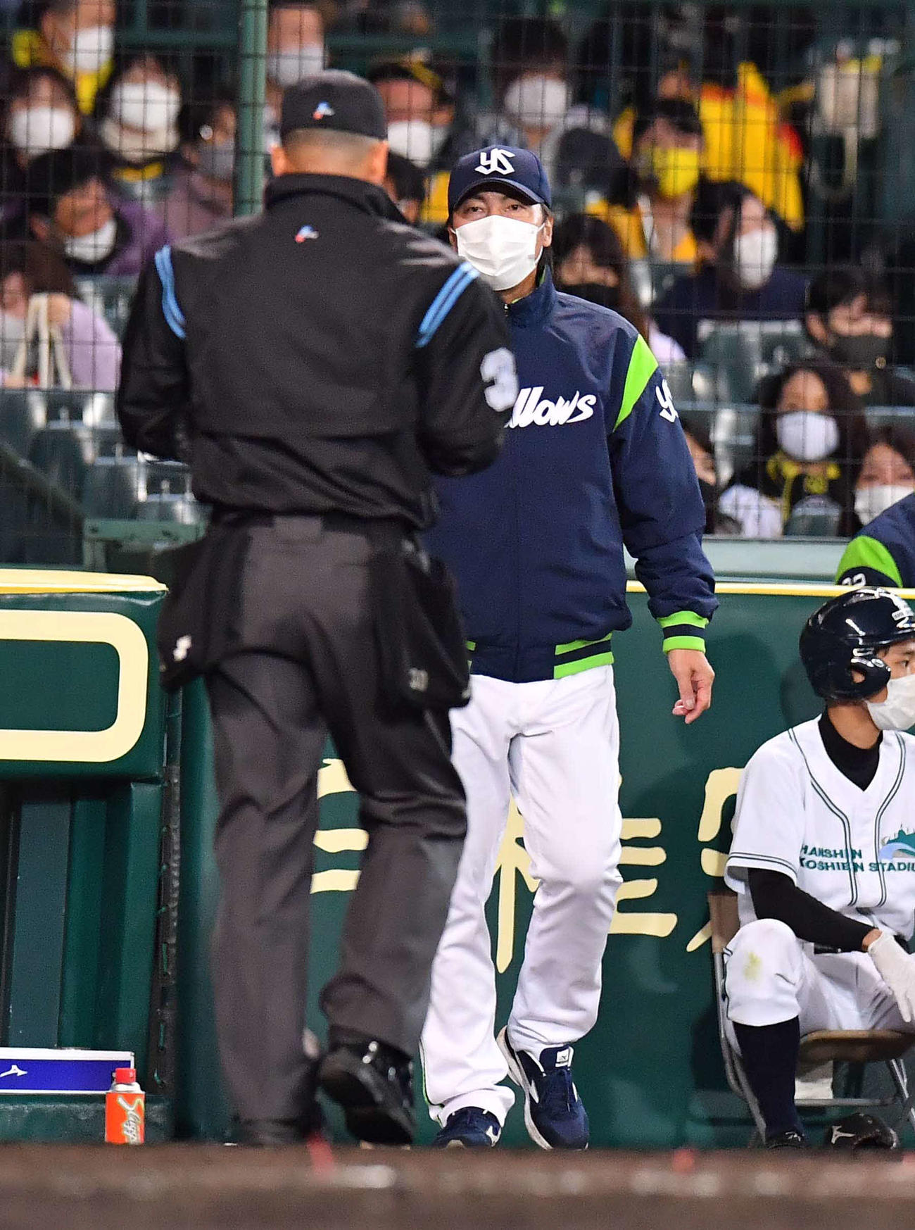 阪神対ヤクルト　投手交代を告げる高津臣吾監督（撮影・上田博志）